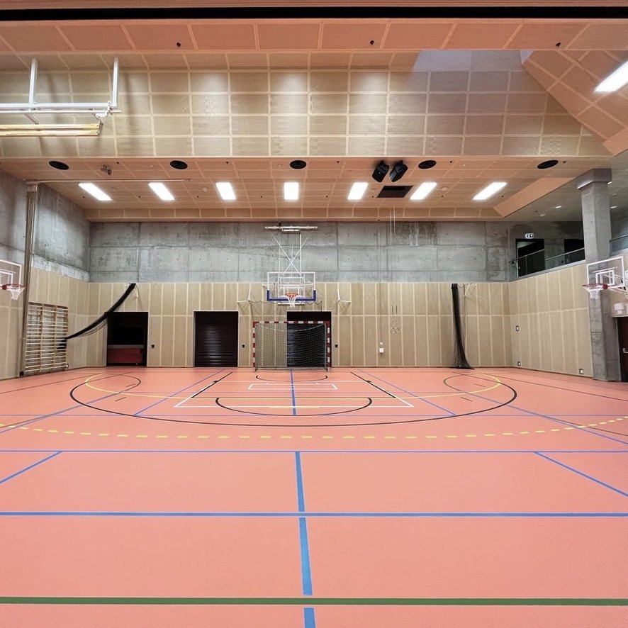 Fellesområder inne med kjøkken, spisebord og sofaer