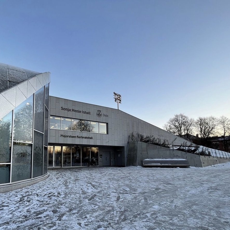 Fellesområder inne med kjøkken, spisebord og sofaer